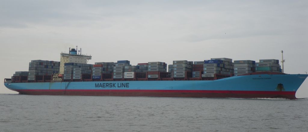 Immer wieder sehen wir die gewaltigen Containerschiffe auf dem Weg Elbeinwärts