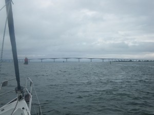 Die Brücke über den Kalmarsund; darüber ein unheilvoller Himmel, der uns bald schon zur Umkehr zwingen wird