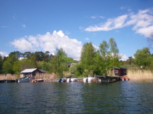 Blick auf Ingmarsö vom Wasser aus - man sieht nicht viel vom Ort, denn die Häuser sind locker im Gelände verteilt