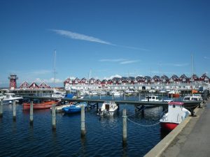 Der Hafen von Bagenkop mit seiner unverkennbaren Reihe roter Häuschen